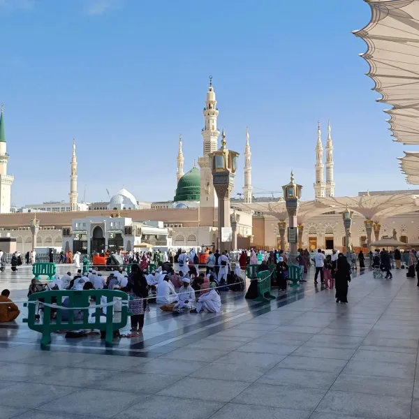 الساحة والقبة الخضراء